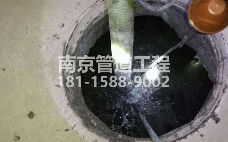 216翠林山庄清理化粪池