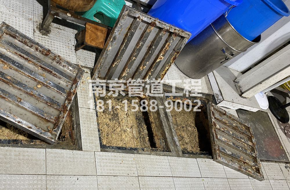 278翠林山庄城管中队食堂隔油池清理