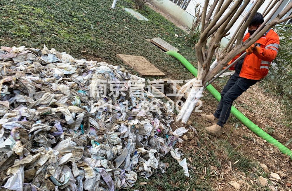 315翠林山庄化粪池垃圾清理